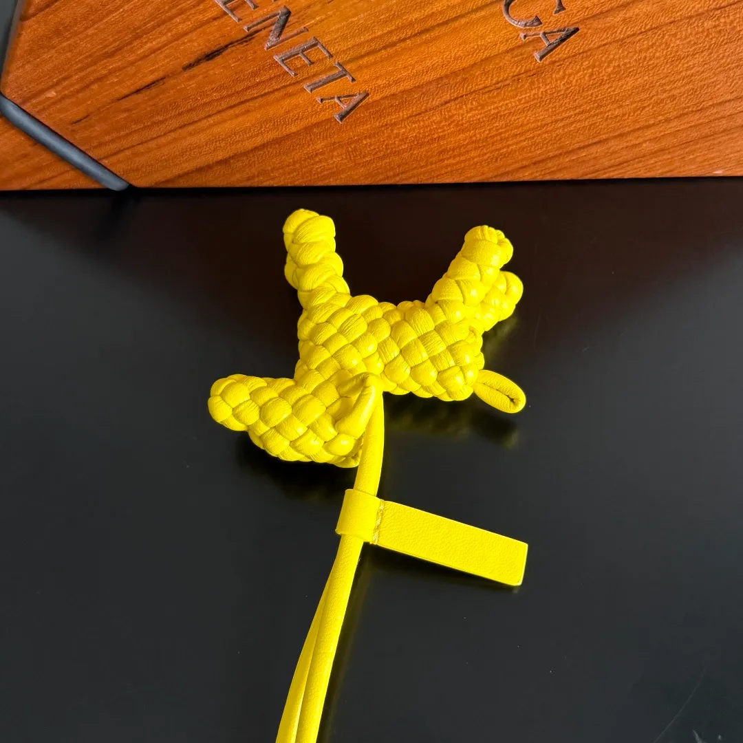 Batch 540 BOTTEGA VENETA2025 new puppy🐕 style pendant Braided puppy is online😎 Leather braided puppy style pendant can be hung on any handbag, and it is as cute, delicate and colorful as it matches with a bag. Cute and cute, it will touch your heart at any time. It can be hung on bags or keychains. Who can resist such a cute puppy? Style number: 807068